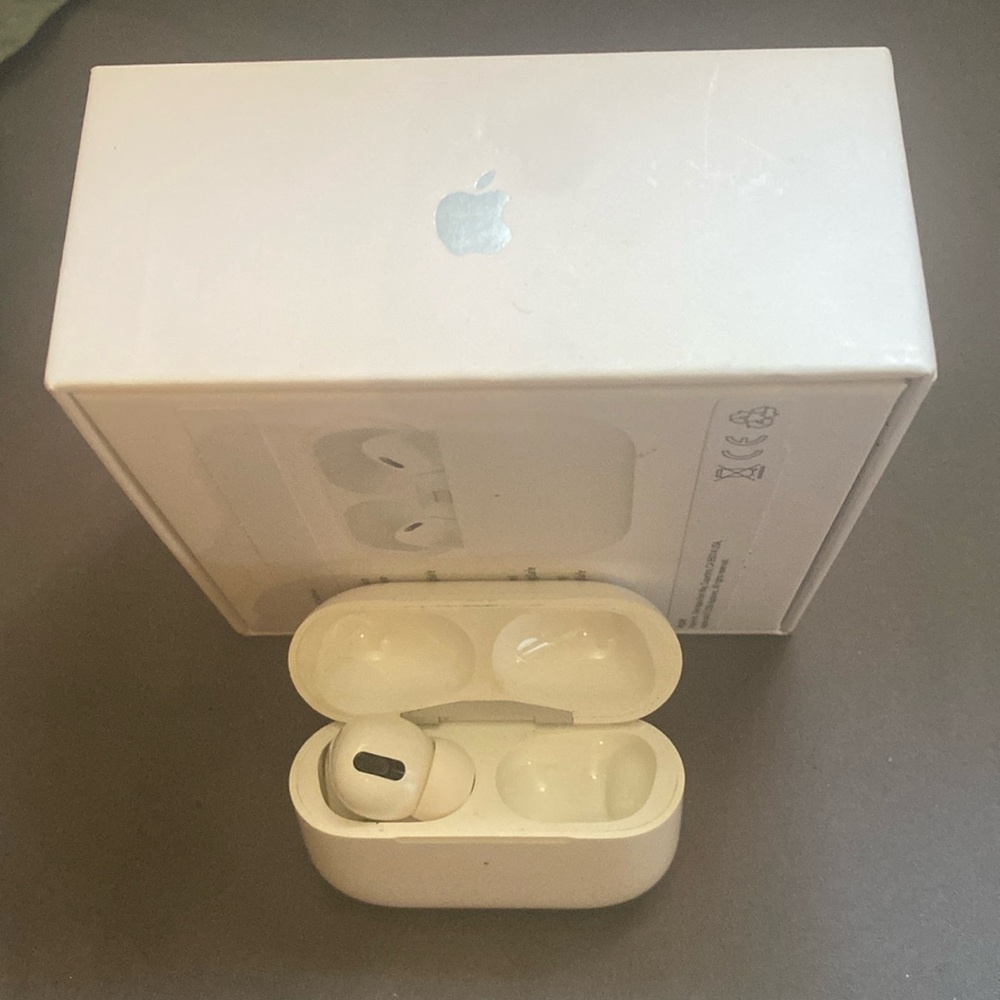 airpod pro 2 gen charging case and left side only!